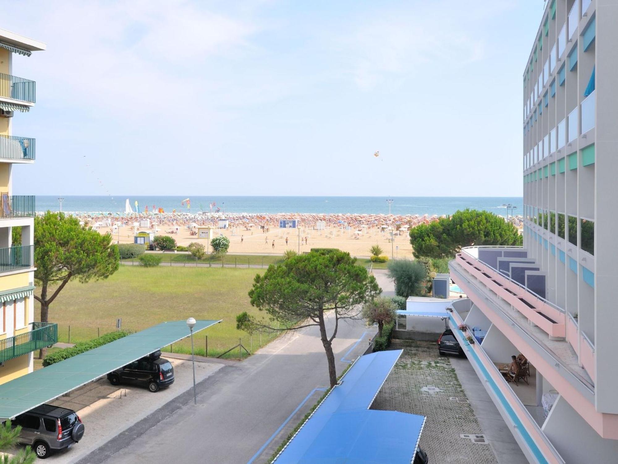 Apartment In Bibione Spiaggia With Balcony Exterior foto